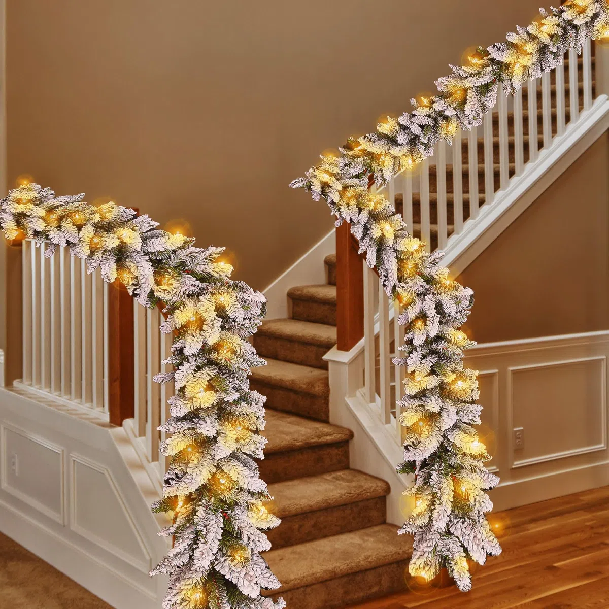 Ghirlanda natalizia con illuminazione - Ghirlanda natalizia artificiale 2,7 m, 50 LED, Illuminazione interna ed esterna, Decorazione natalizia per scale, camini e finestre in casa e uffici. (bianco