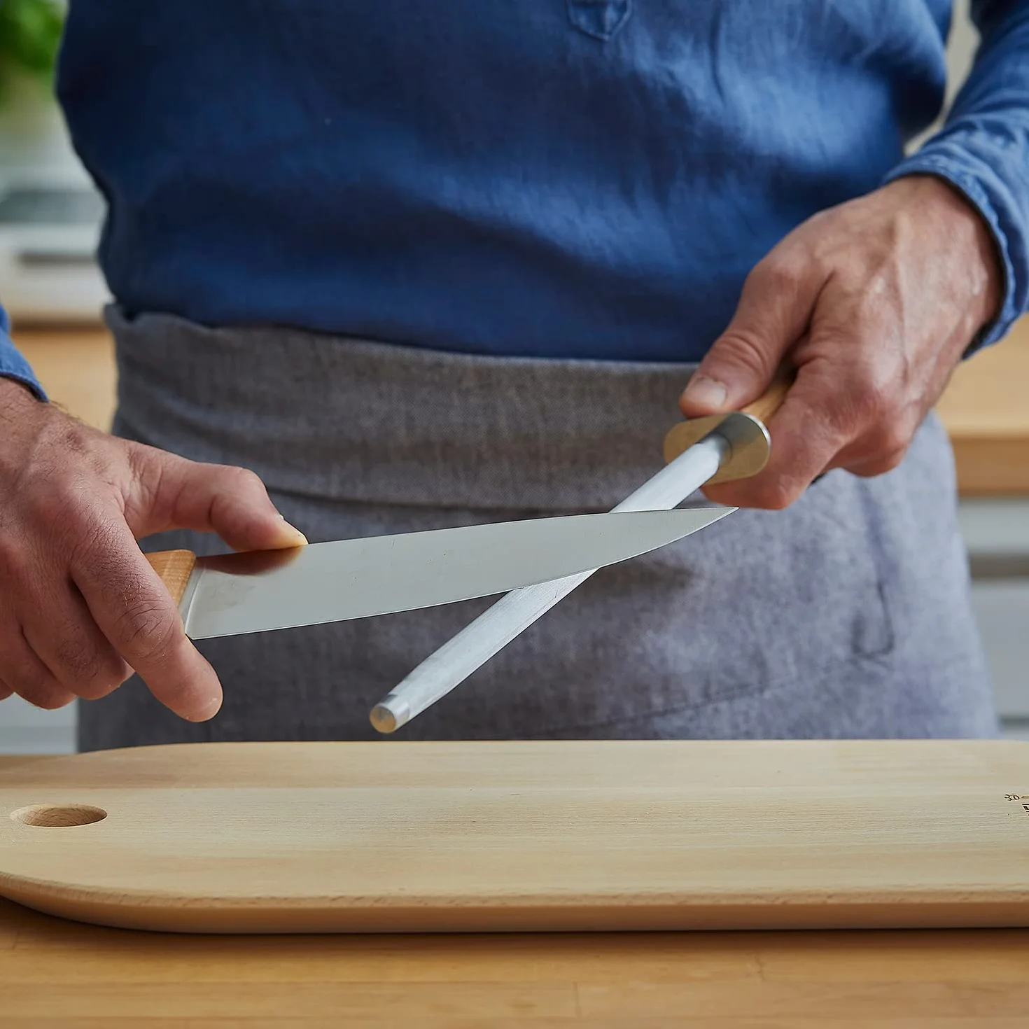 Opinel - Affilatore per Coltelli Rivestito in Acciaio - Ø 13 mm, Lunghezza 25 cm - Affilatura di Coltelli da Cucina - Manico in Faggio, Cintura in Pelle - Fabbricazione Francese