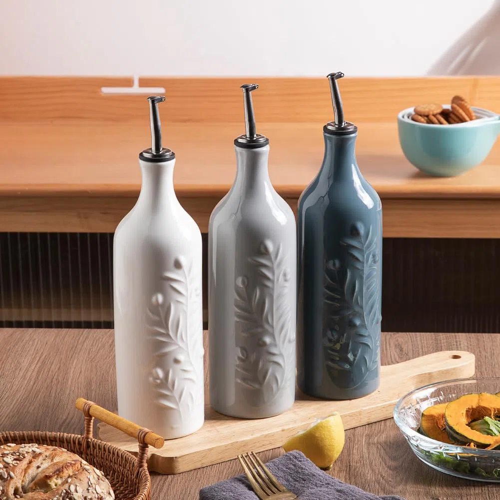 Sweejar Home Grande Bottiglia Dispenser in Ceramica per Olio d'Oliva, 700ml, Ampolla Opaca con Rilievi Protegge dall'Ossidazione, Bottiglia per EVOO, Aceto, Salsa di Soia, Blu Nebbia