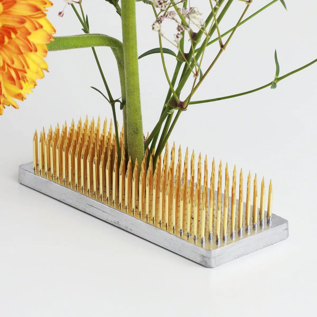 Wazakura Kenzan Lungo Rettangolare per Ikebana in Ottone (120mm) per Composizioni Floreali, Realizzato in Giappone, Arrangiamenti Floreali, Portafiori - Kenzan Lungo Rettangolare in Ottone 120mm