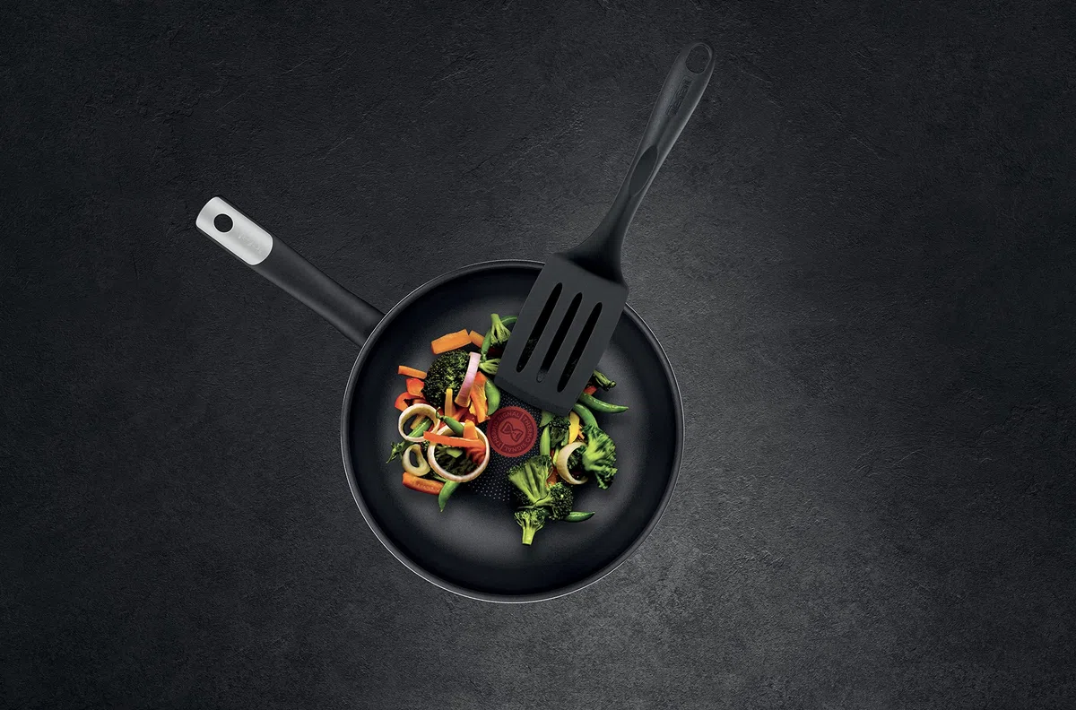 Tefal C38819 Hard Titanium Essential Wok Padella 28 cm | Rivestimento antiaderente con particelle di titanio | Indicatore di temperatura del segnale termico | Lavabile in lavastoviglie | Made in