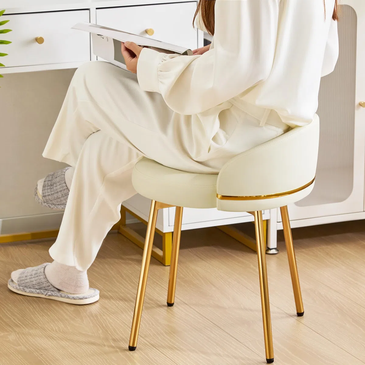 Hellove Sgabello per Toeletta Trucco, Sgabello Basso con Gambe in Metallo Dorato, Moderno Makeup-Hocker in Pelle, Stool Poggiapiedi con Schienale Curvato per Camera da Letto, Soggiorno, Beige