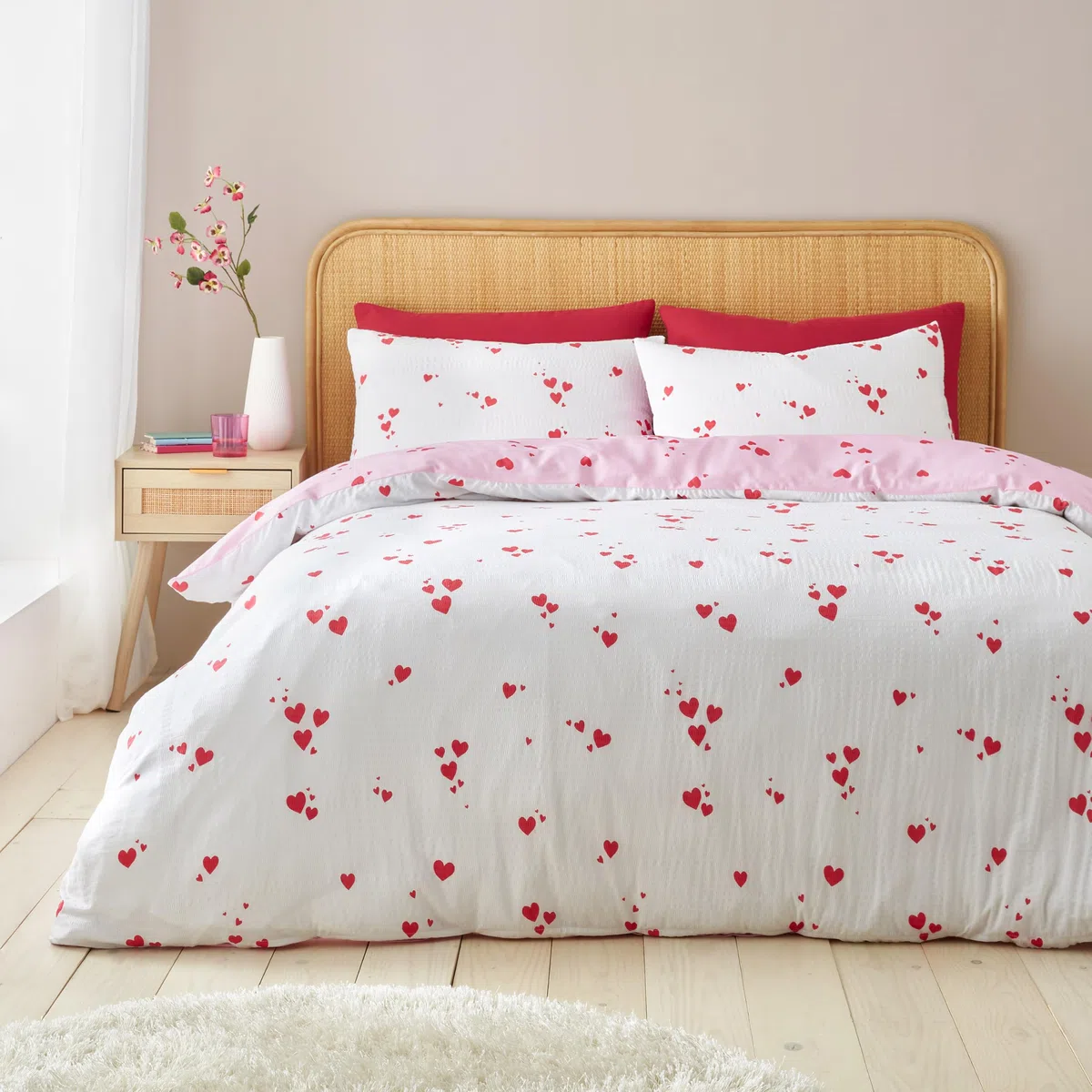 Catherine Lansfield Seersucker - Set copripiumino matrimoniale con federe a forma di cuore, bianco/rosso