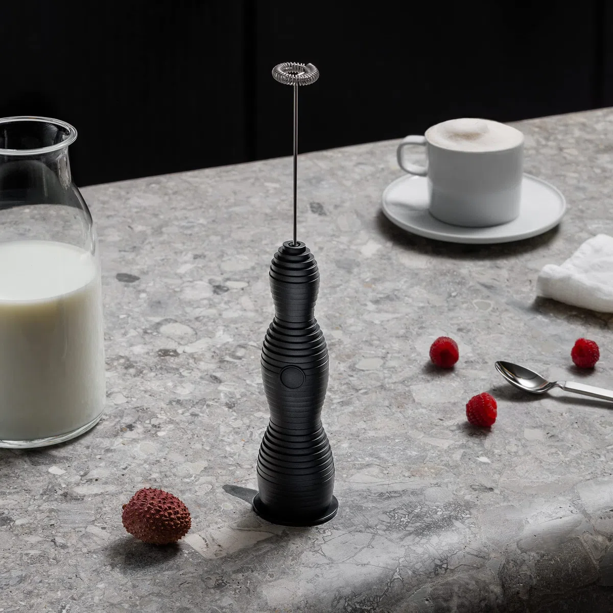 Alessi Pulcina MDL11 B Frullino Montalatte di Design, in Resina Termoplastica, Frusta in Acciaio e Batteria Ricaricabile, Nero