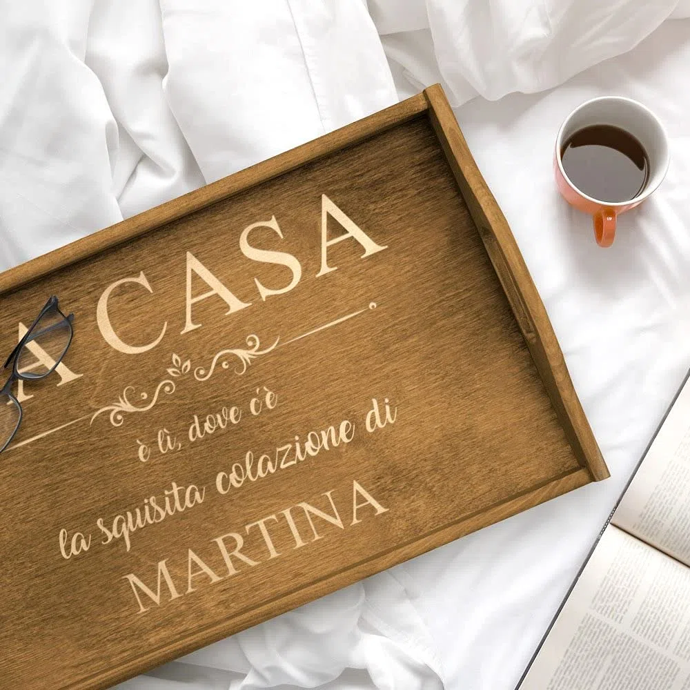 Maverton Vassoio da Colazione a Letto Personalizzato - Tavolino Pieghevole in Legno con Manici - Colore Marrone Chiaro - Incisione Laser - 50 x 30 cm - regalo donna - Casa