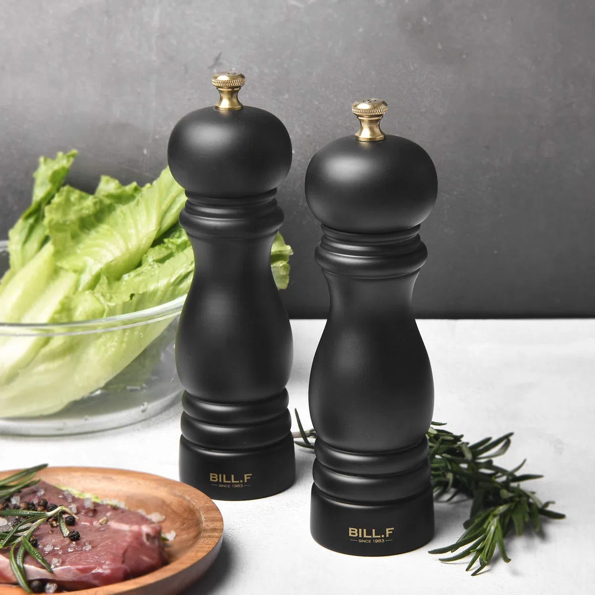 Bill F Since 1983 - Set macina sale e pepe, 2 pezzi, in legno di gomma, con macinapepe nero opaco, con nucleo in ceramica, 17,8 cm
