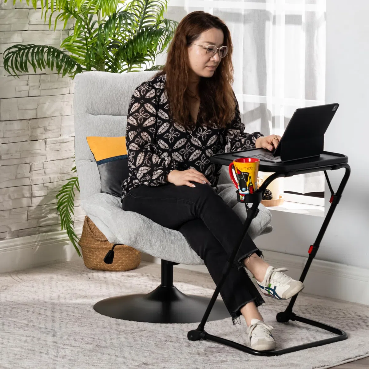 MEUBLE COSY Tavolino Pieghevole Regolabile, Tavolino da Divano con Piano Inclinabile, Porta Bicchiere, Tavolino Salvaspazio Senza Montaggio per Soggiorno, Letto, Divano, Nero