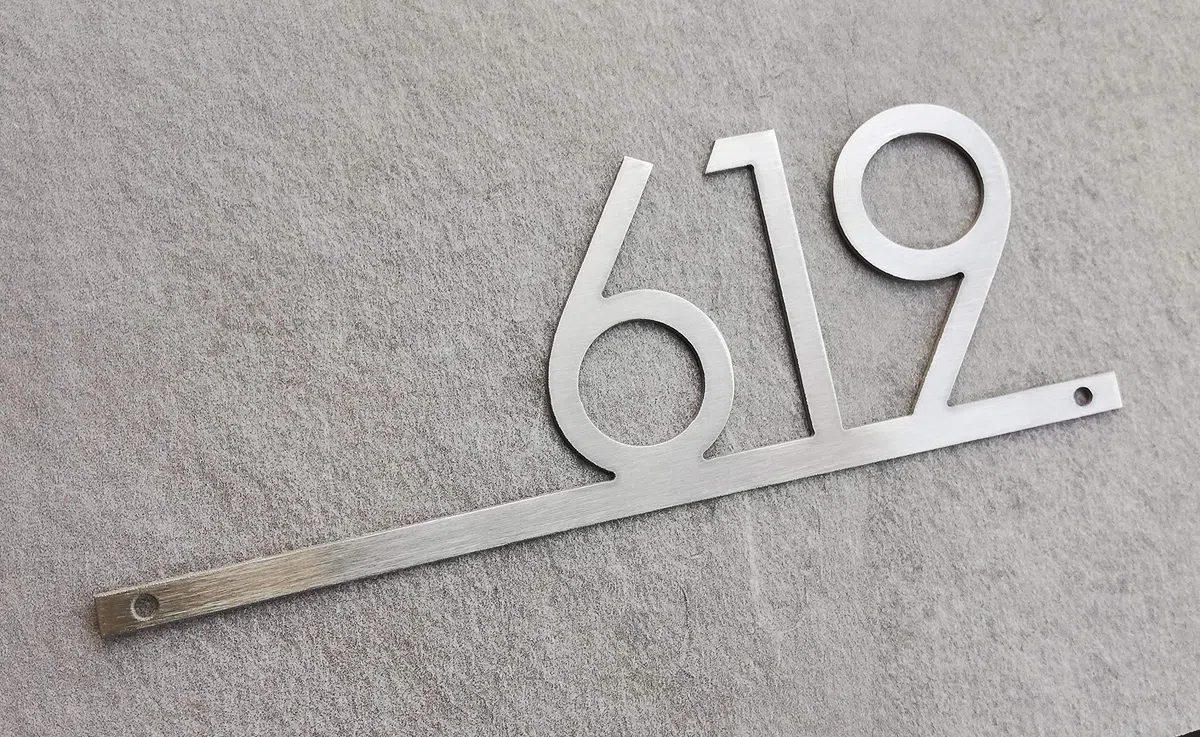 GUIZZO Creart - Numero Civico Esterno con Sbarra in Acciaio Inox, Targa Personalizzata con Numeri Civici Esterni, Via e/o Famiglia Made in Italy, Targhetta Personalizzata Porta Ingresso, 30x11H cm