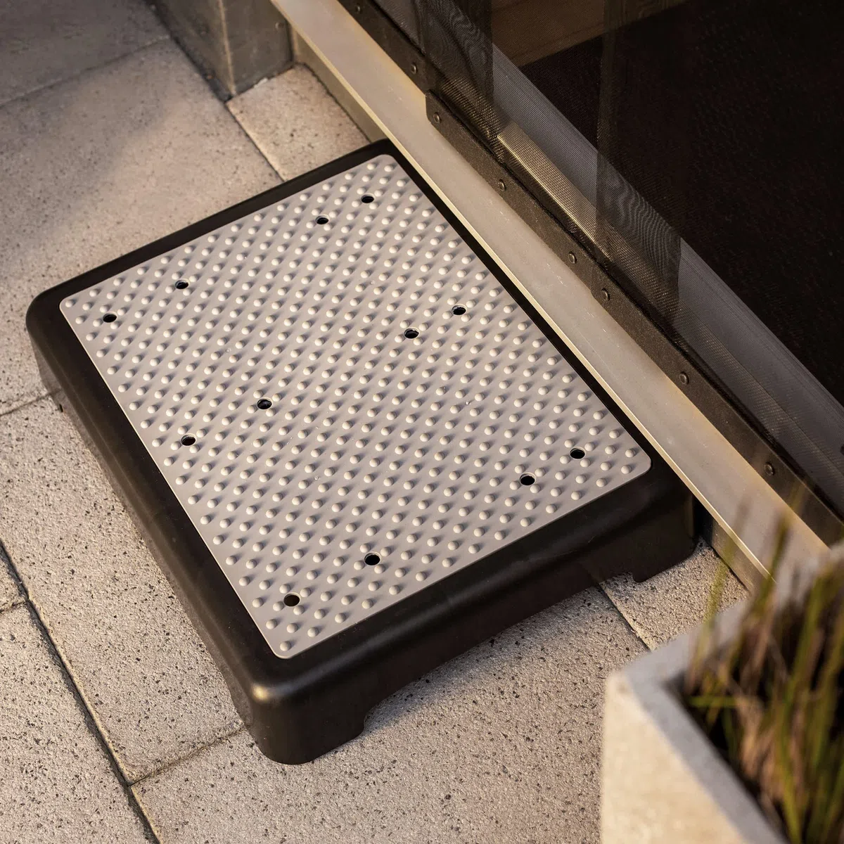 UPP Scaletta per interni ed esterni fino a 200 kg, aiuto per anziani o poggiapiedi per bambini con sicurezza antiscivolo | sgabello e aiuto per la salita per bagno, cucina e soglia della porta