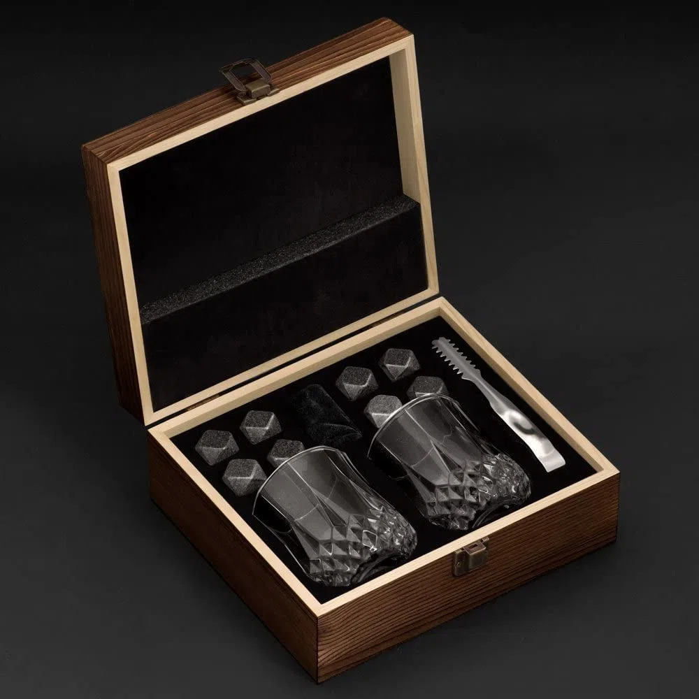 Maverton Set di Pietre da Whisky - cofanetto con incisione personalizzata - 8 cubetti di ghiaccio + 2 bicchieri - in granito - riutilizzabili - idea regalo uomo - regalo di Natale - testimone