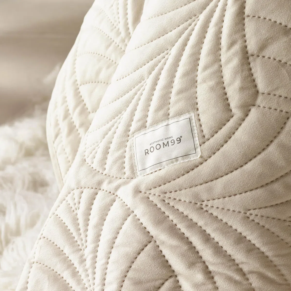 ROOM99 Feel Elegante copriletto in crema, 200 x 220 cm, versatile come copriletto o copridivano, coperta per letto e divano, trapunta stile ideale come bedspread velluto