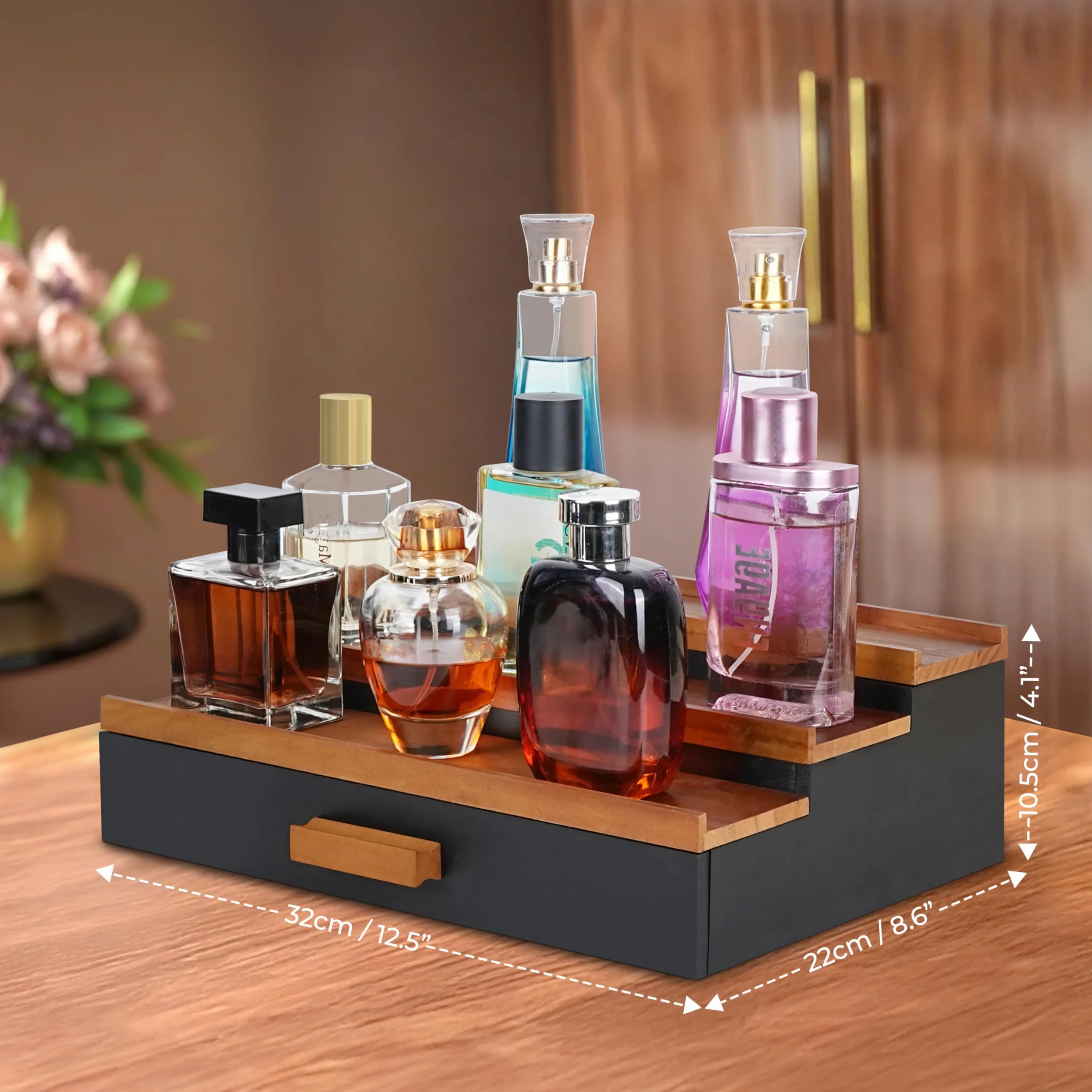 Winter Shore Porta Profumi a Scaletta in Legno - Espositore Profumi con Cassetto Estraibile - Espositore Profumi per Uomo - Organizer a 3 Ripiani in Legno per Comò - Espositore da Banco