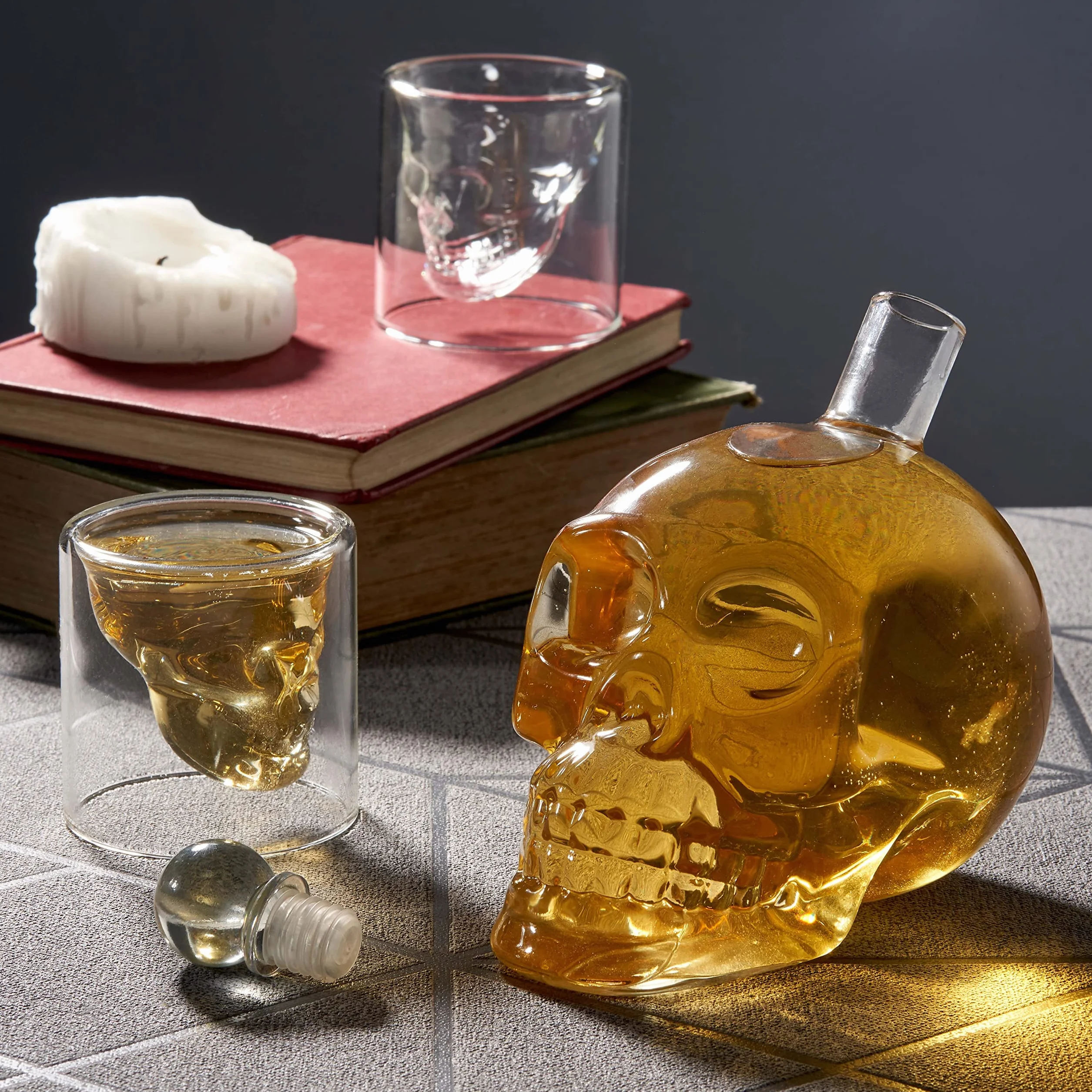 Oak & Steel - Decanter per Whisky e Grappa a Forma di Teschio (700 ml) - Include Bicchieri (75ml) e Tappo in Vetro - Confezione Regalo con Design Raffinato