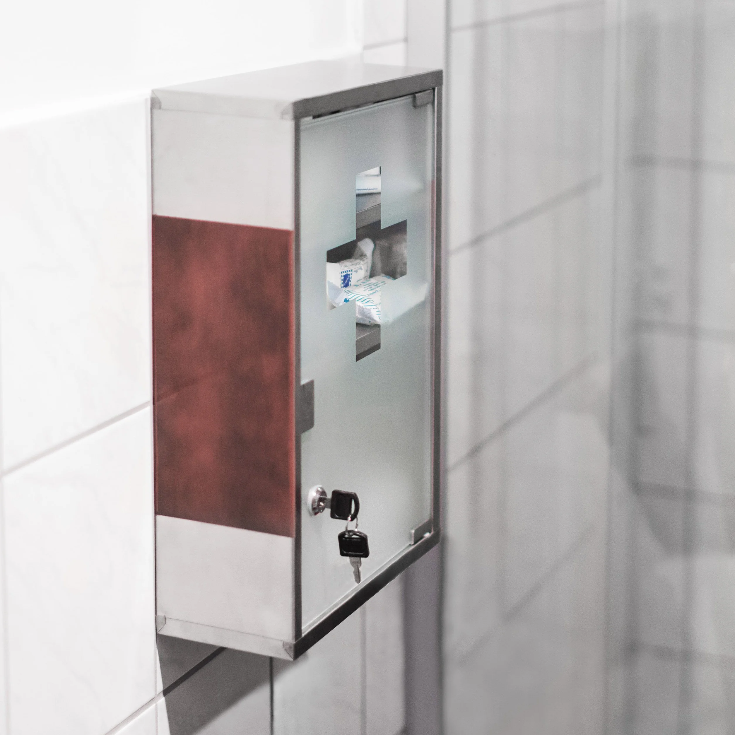 Relaxdays Armadietto Pronto Soccorso, Cassetta Medica, 3 Scomparti, Kit Medicinali, da Muro, 45x30x12 cm, Argentato