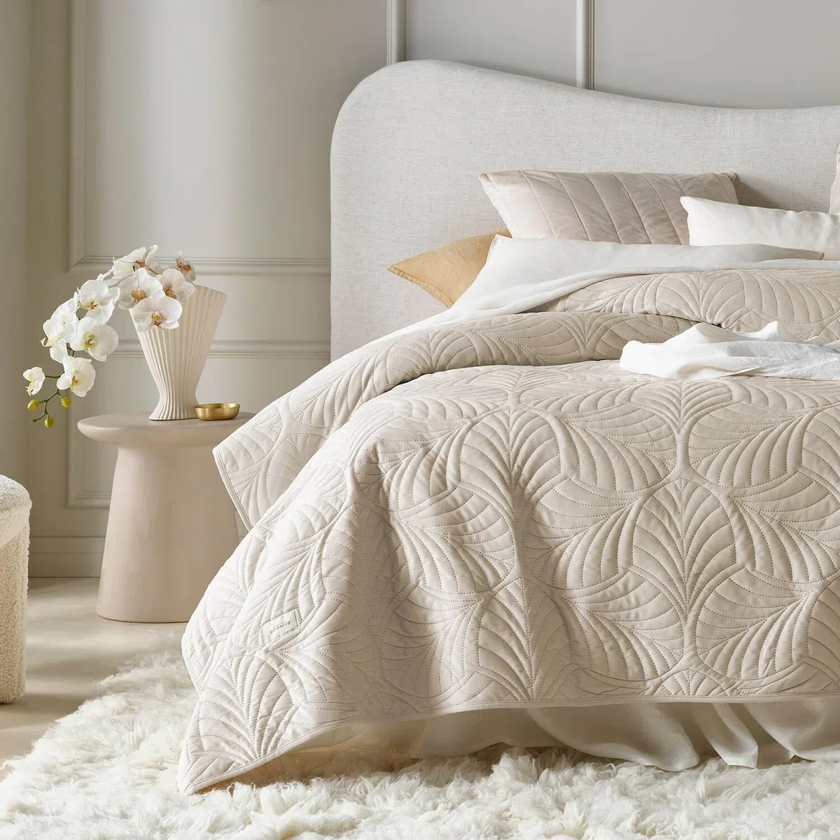 ROOM99 Feel Elegante copriletto in crema, 200 x 220 cm, versatile come copriletto o copridivano, coperta per letto e divano, trapunta stile ideale come bedspread velluto