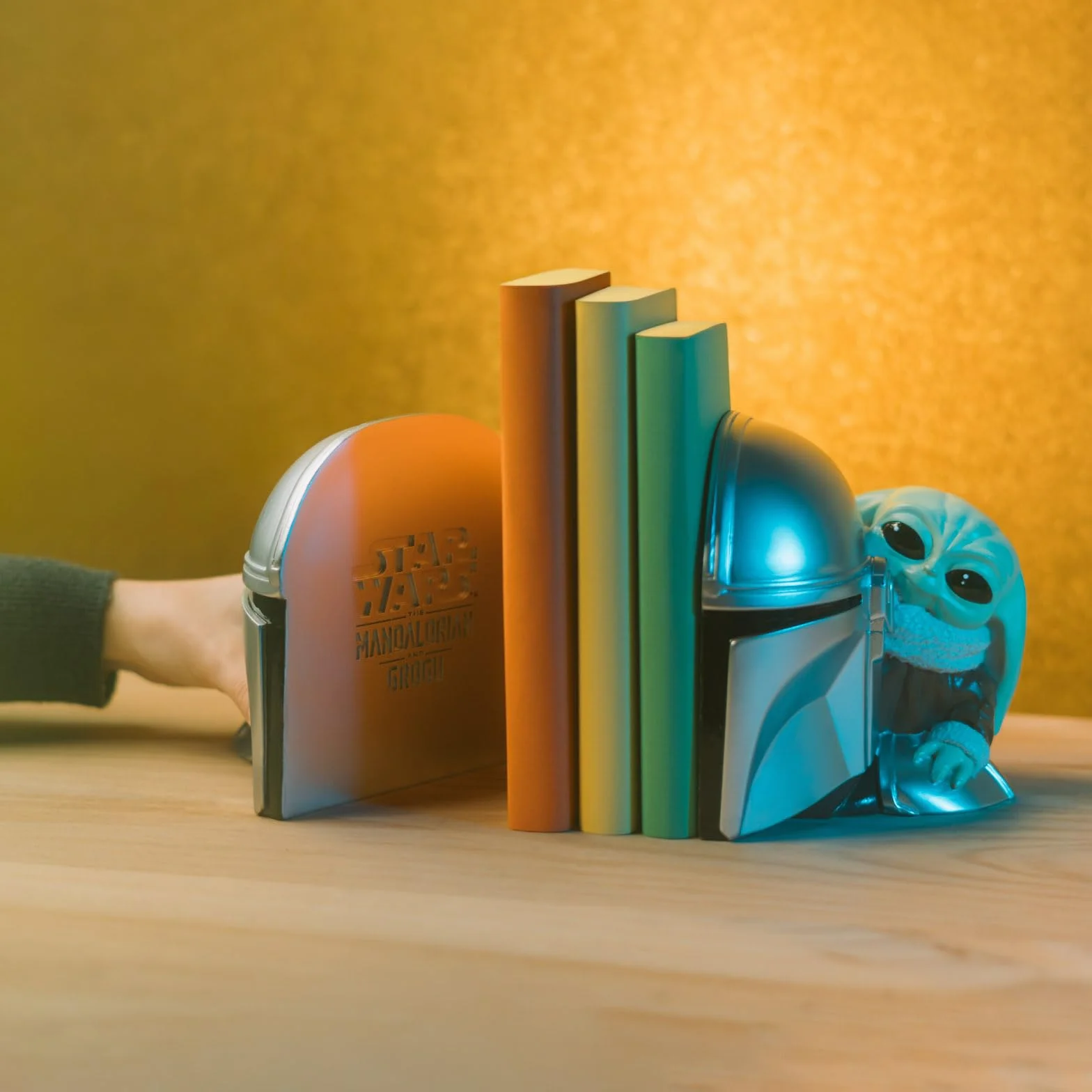 Grupo Erik Fermalibri per Mensole Star Wars, The Mandalorian e Grogu - Ferma Libri per Libreria in Resina con Casco Mandaloriano | Reggilibri Decorativo (12,3 x 15,4 x 14,9 cm)