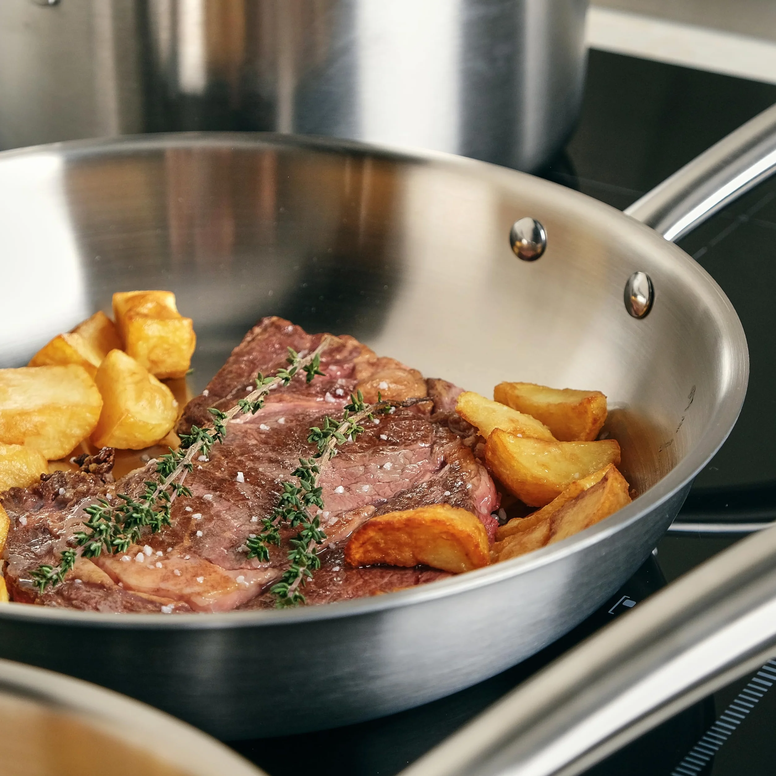 KAMBERG - Padella Ø24 cm in acciaio inossidabile 18/10 Triply - Senza PFAS - Tutti i fornelli inclusi induzione e forno - 0008271