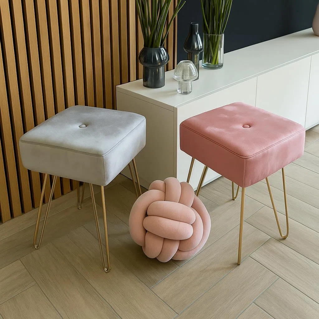 Pouf Sgabello Poggiapiedi Moderno in Velluto con Gambe in Metallo Dorato – Seduta Decorativa per Camera da Letto, Salotto o Ingresso. Grigio, Beige, Marrone, Rosa (Grigio chiaro)