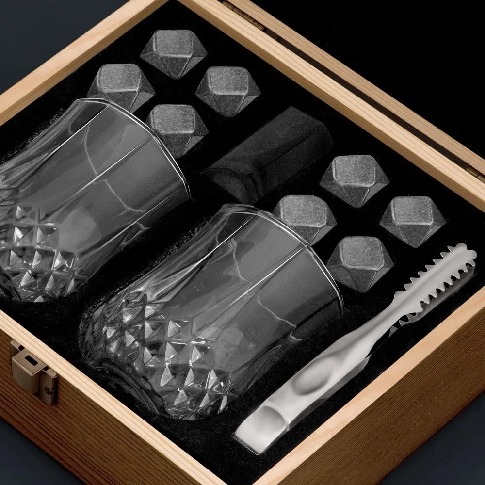 Maverton Set di Pietre da Whisky - cofanetto con incisione personalizzata - 8 cubetti di ghiaccio + 2 bicchieri - in granito - riutilizzabili - idea regalo uomo - regalo di Natale - testimone