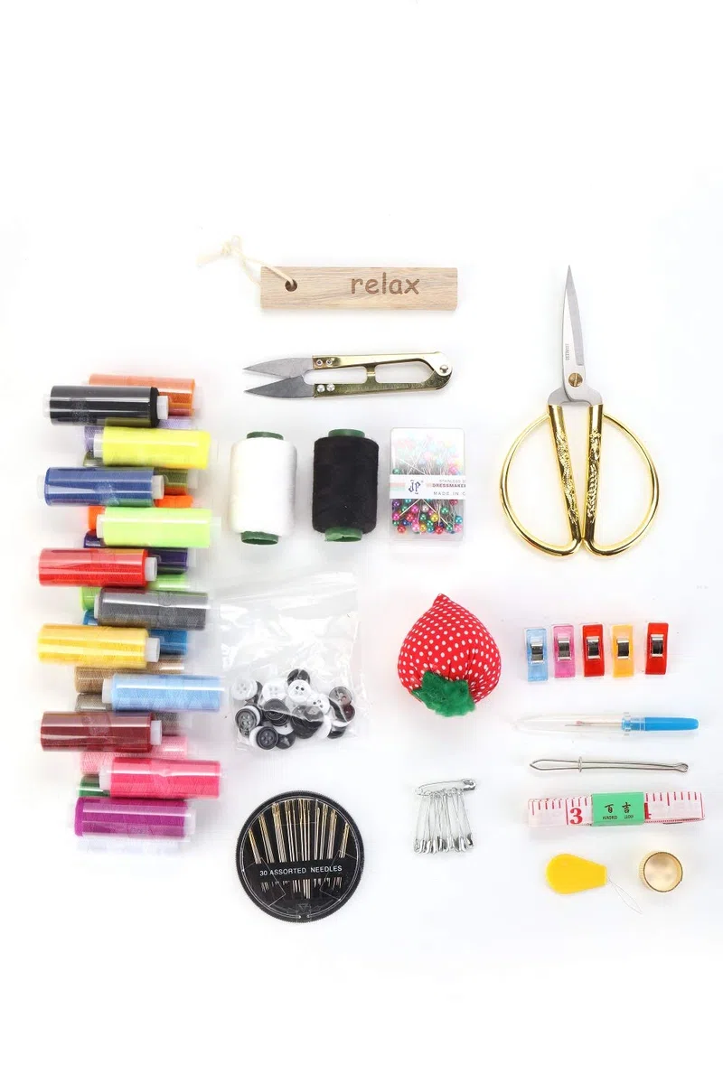Scatola da cucito in legno con accessori per kit da cucito cestino da cucito con scomparti aghi spille filo forbici nozioni regalo per donne ragazze e adulti Sewing box with sewing kit accessory