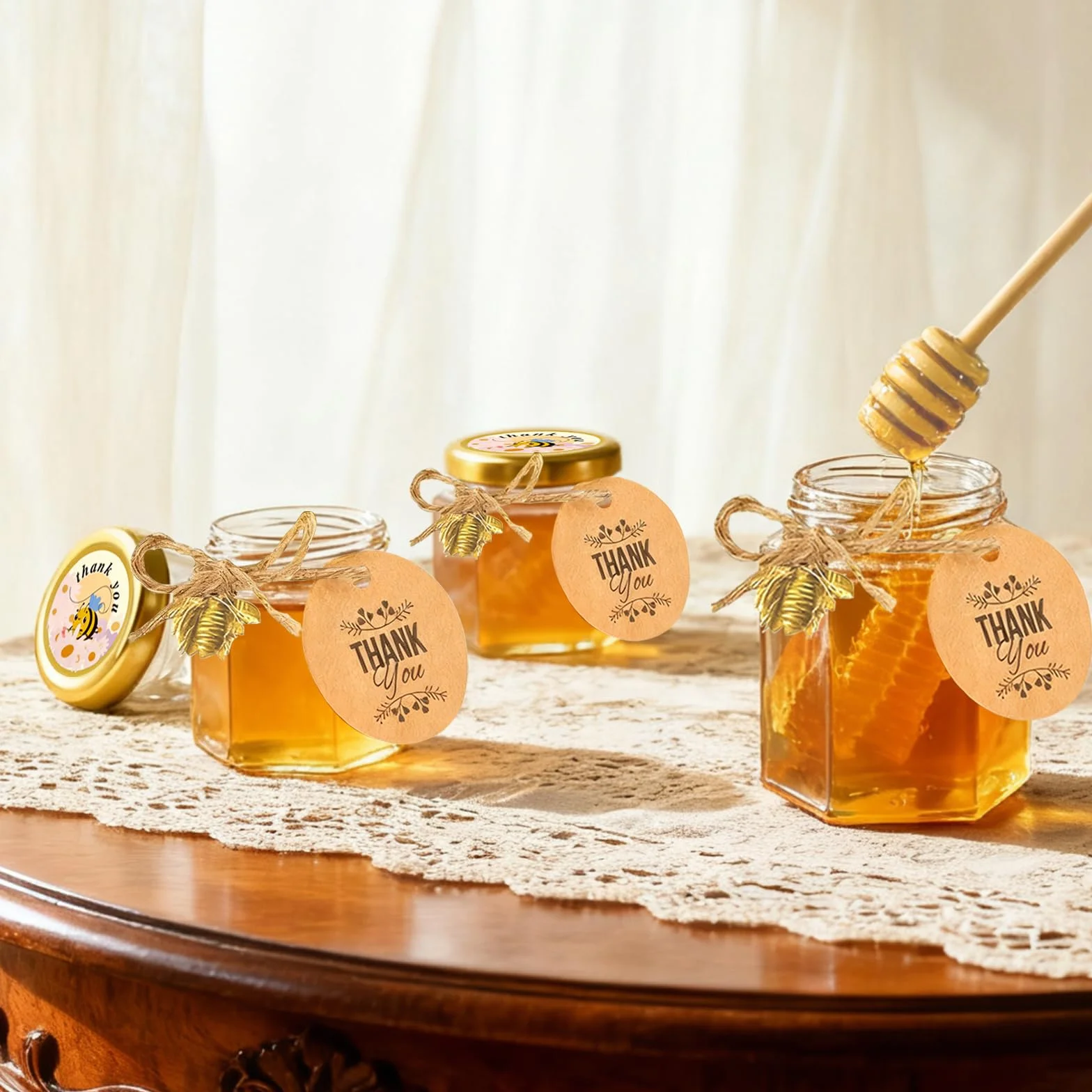 30 Pcs Vasetti Mini Miele Esagonali Vetro 45ml con Coperchi Dorati a Vite, Cucchiai per Miele, Ciondoli Api – Ideali per Baby Shower, Nozze, Battesimo, Regali di Natale e Bomboniere