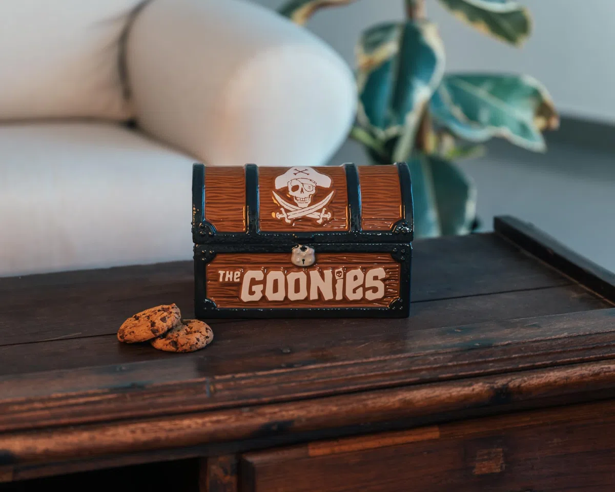 Grupo Erik Porta Biscotti The Goonies - Biscottiera con Coperchio, Barattolo per Biscotti da Cucina Scrigno del Tesoro | Contenitori per Alimenti: Goonies Gadget 20 x 12 x 13,5 cm