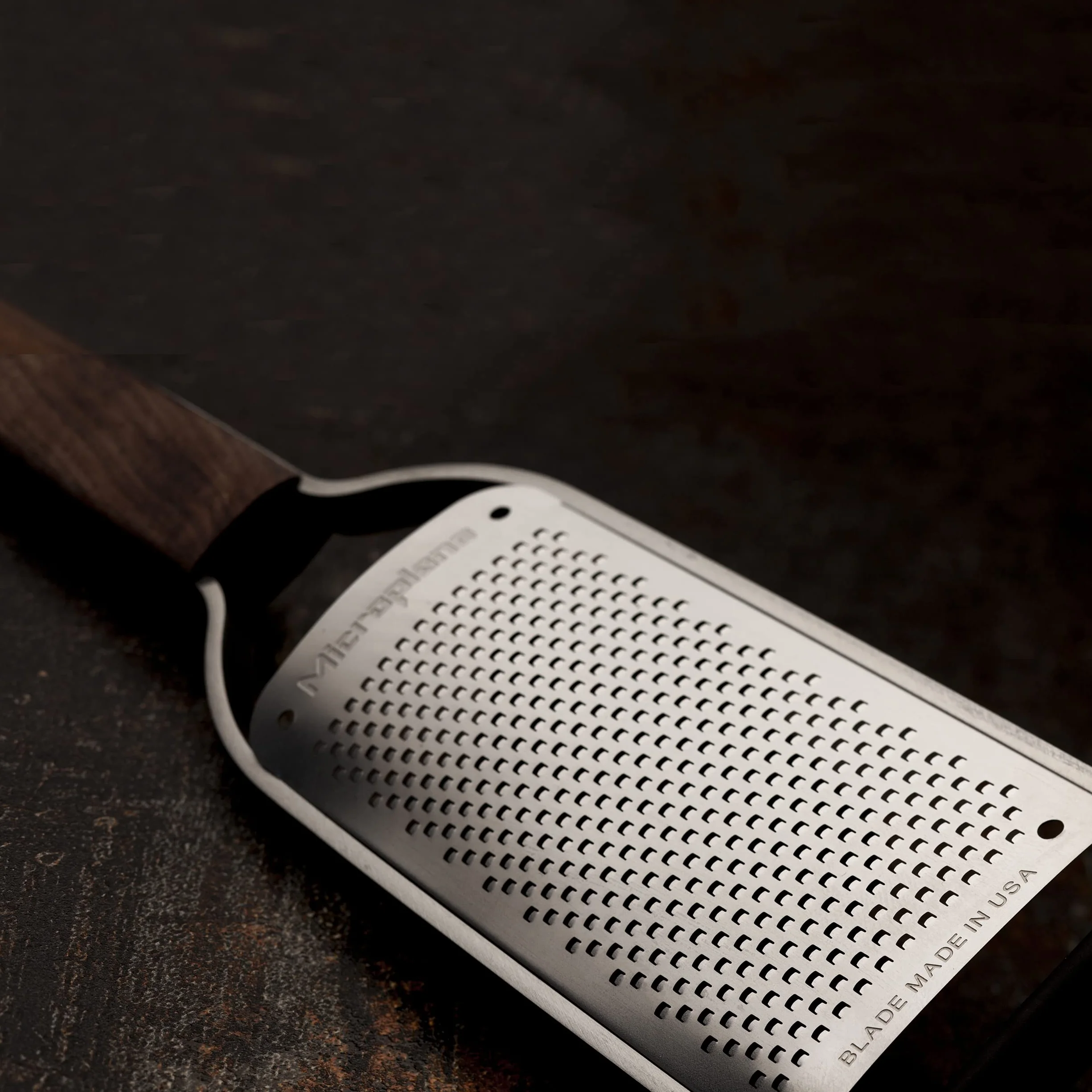 Microplane Grattugia Lama fine per Formaggio a Pasta Dura, Agrumi, Aglio, Peperoncini, Cannella e Noce Moscata con Manico in Legno di Noce e Lame in Acciaio Inossidabile – Made in USA