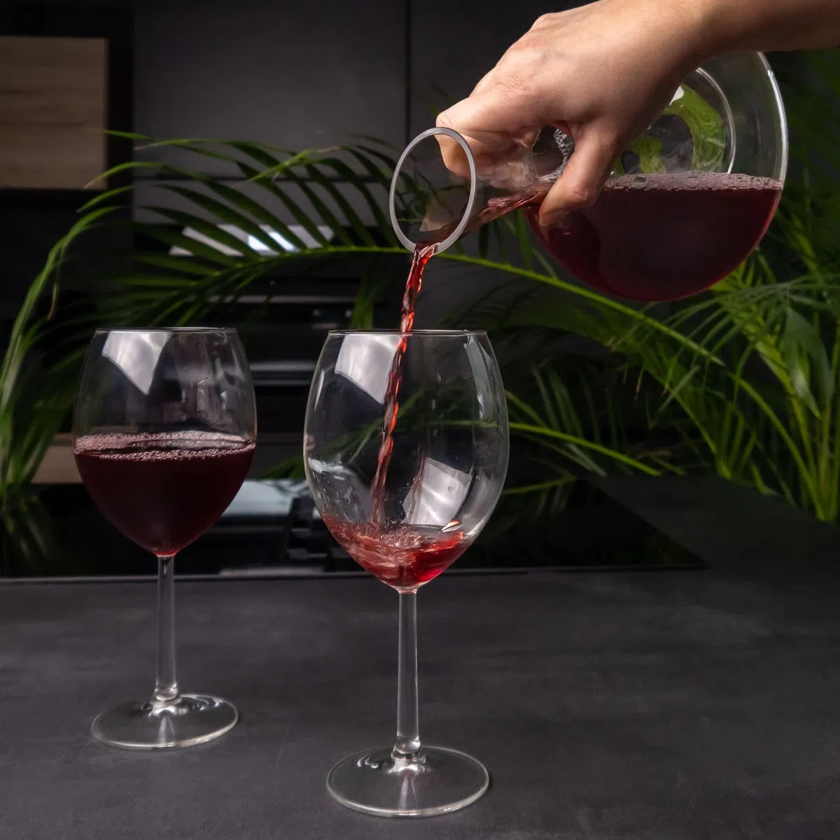 Intirilife caraffa in vetro da 1,8 litri per vino rosso con perle di pulizia - Capacità decanter 750ml - Decanter in vetro cristallo senza piombo Aeratore per vino soffiato a bocca Caraffa per vino