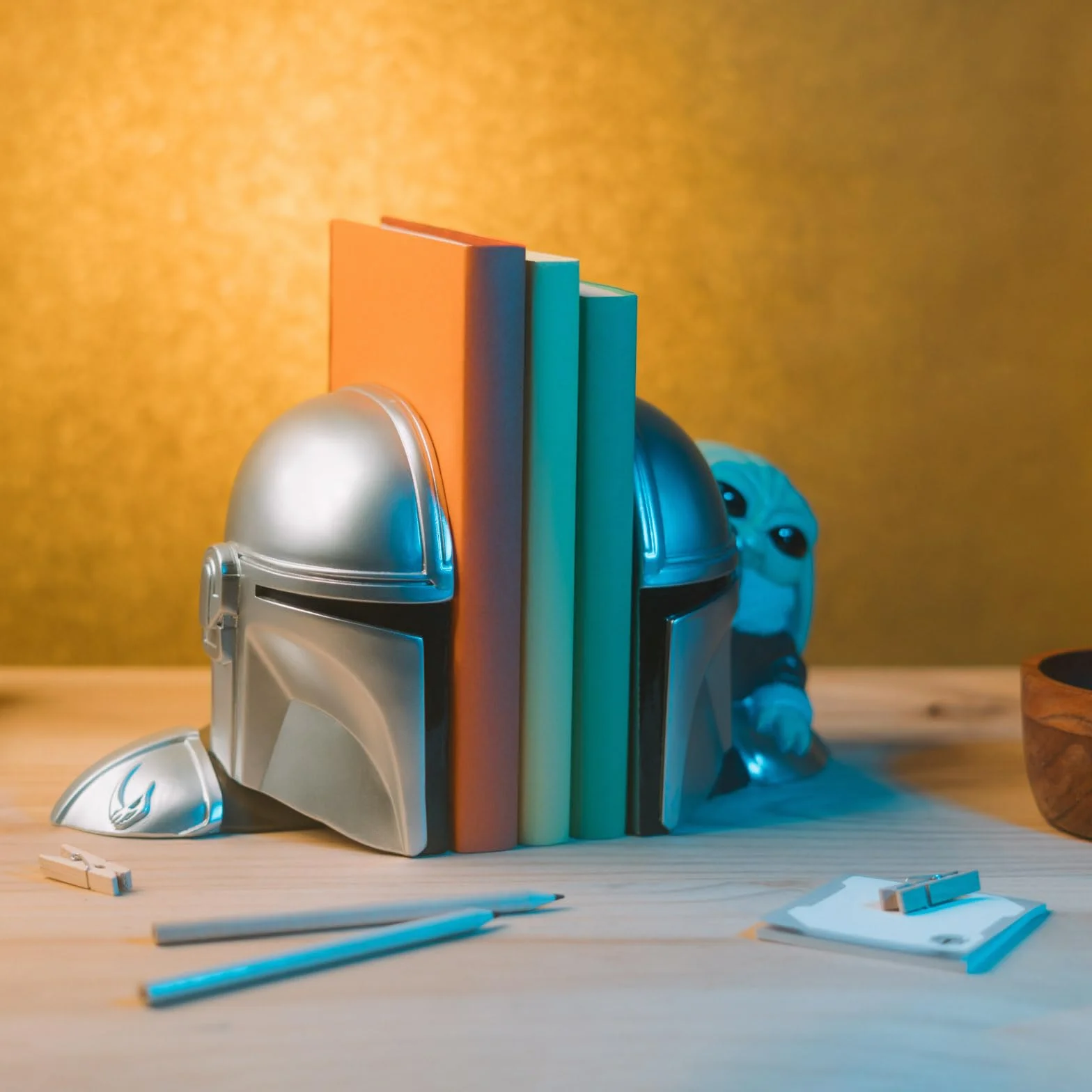 Grupo Erik Fermalibri per Mensole Star Wars, The Mandalorian e Grogu - Ferma Libri per Libreria in Resina con Casco Mandaloriano | Reggilibri Decorativo (12,3 x 15,4 x 14,9 cm)