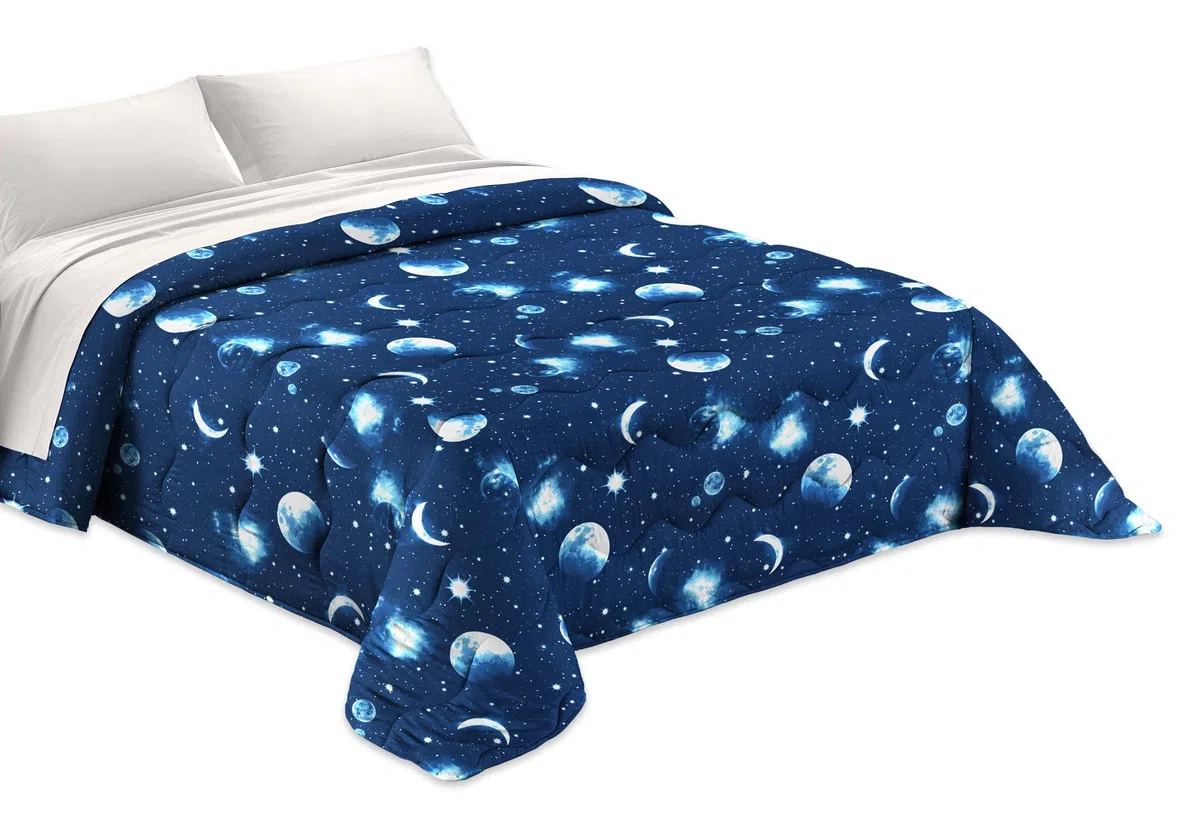 Trapuntino Copriletto Trapuntato Primaverile Estivo 100 gr/mq Quilt Leggero Letto Due Piazze Matrimoniale 260x260 cm Fantasia Pianeti Stelle Luna Made in Italy Disegno Universo Stellato Blu Notte