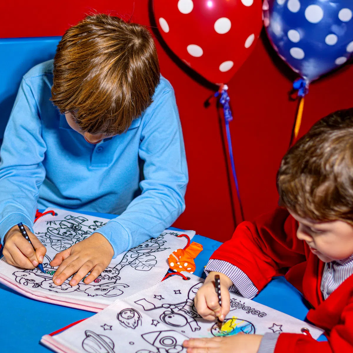 aeioubaby.com 25 Zainetti da Colorare + Borsa Riutilizzabile | 25 Bustine singole con 5 Colori a Cera e un Palloncino | Regalo per bambini per le feste e i compleanni (Animali)