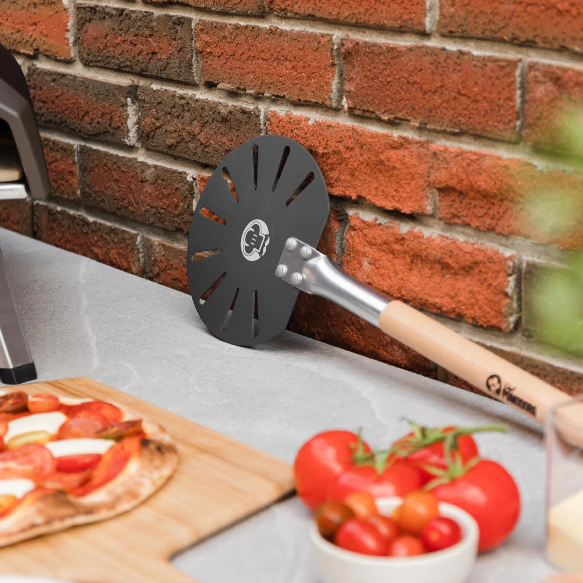 Chef Pomodoro Pala per pizza girevole da in alluminio con manico staccabile in legno, pala per pizza gourmet per pane e pizza (17,8 cm)