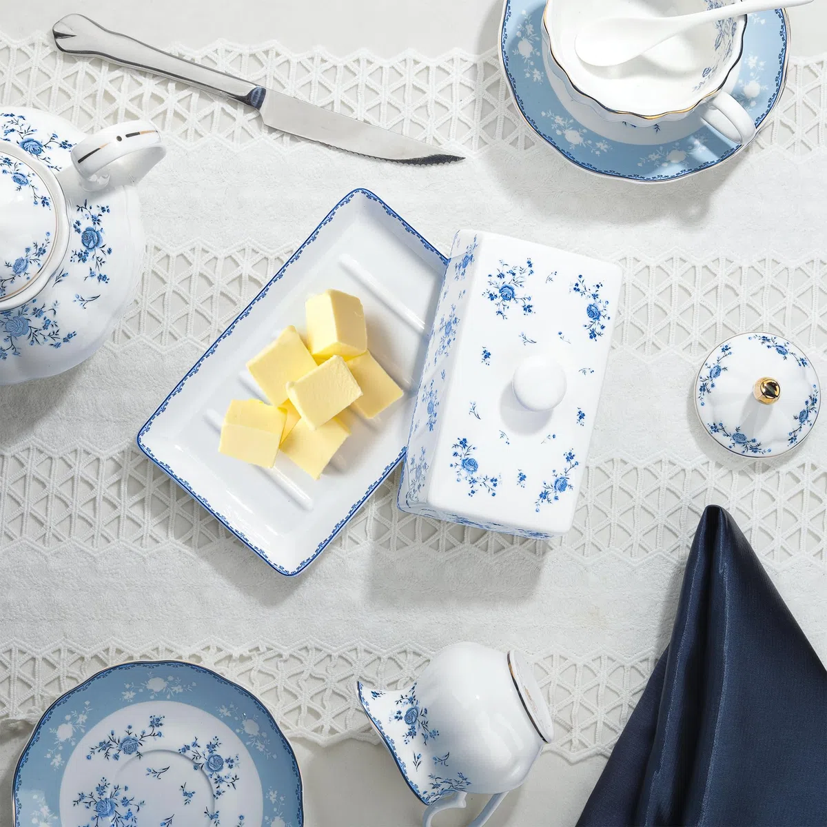 Fanquare Burriera in Ceramica a Fiori Blu con Coperchio e Manico per 250 g di Burro, Grande Burriera in Porcellana, Alta Qualità