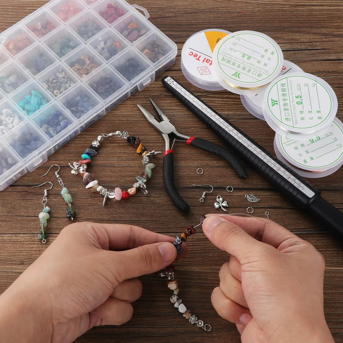 Knpwer 1600+Perline di cristallo per la creazione di gioielli, 28 colori perline di cristallo di pietra preziosa che fanno kit, con perline di scaglie di pietra naturale, filo per gioielli, pinze