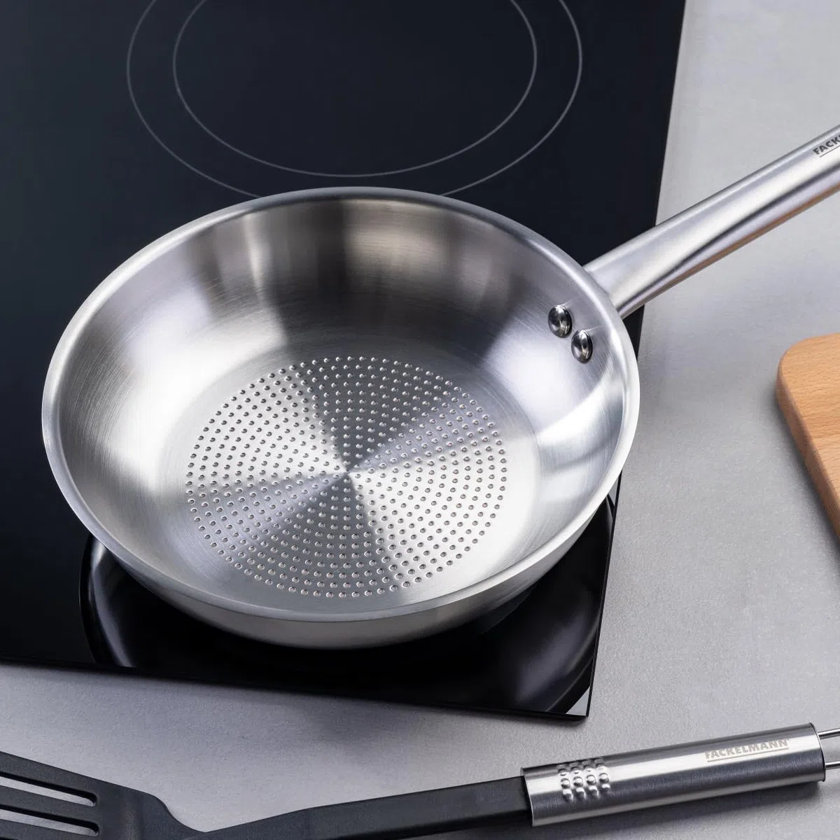 Fackelmann Padella Trimetallo Professionale Ø20cm – Cottura Induzione e Tutti i Piani – Fondo Micro Strutturato per Cucina Sana e Croccante – Lavabile in Lavastoviglie – Linea Oval
