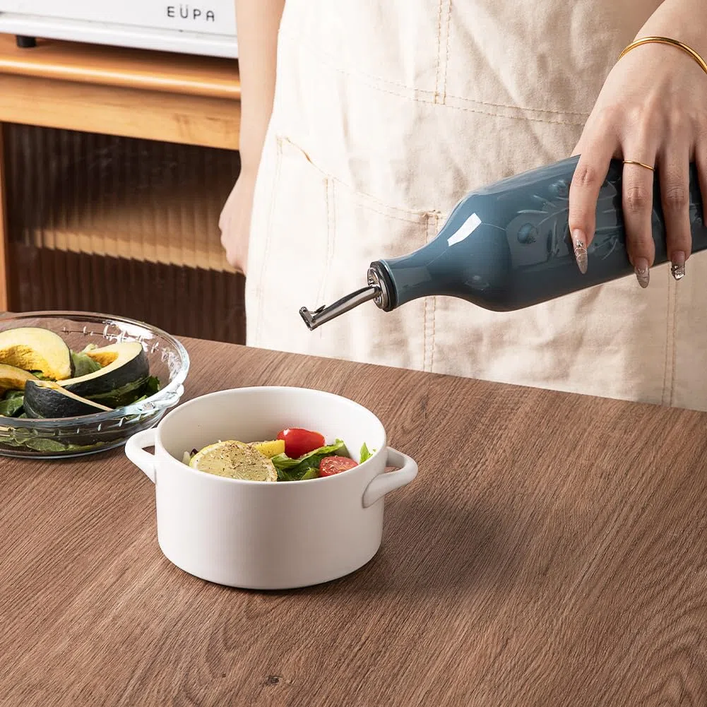 Sweejar Home Grande Bottiglia Dispenser in Ceramica per Olio d'Oliva, 700ml, Ampolla Opaca con Rilievi Protegge dall'Ossidazione, Bottiglia per EVOO, Aceto, Salsa di Soia, Blu Nebbia