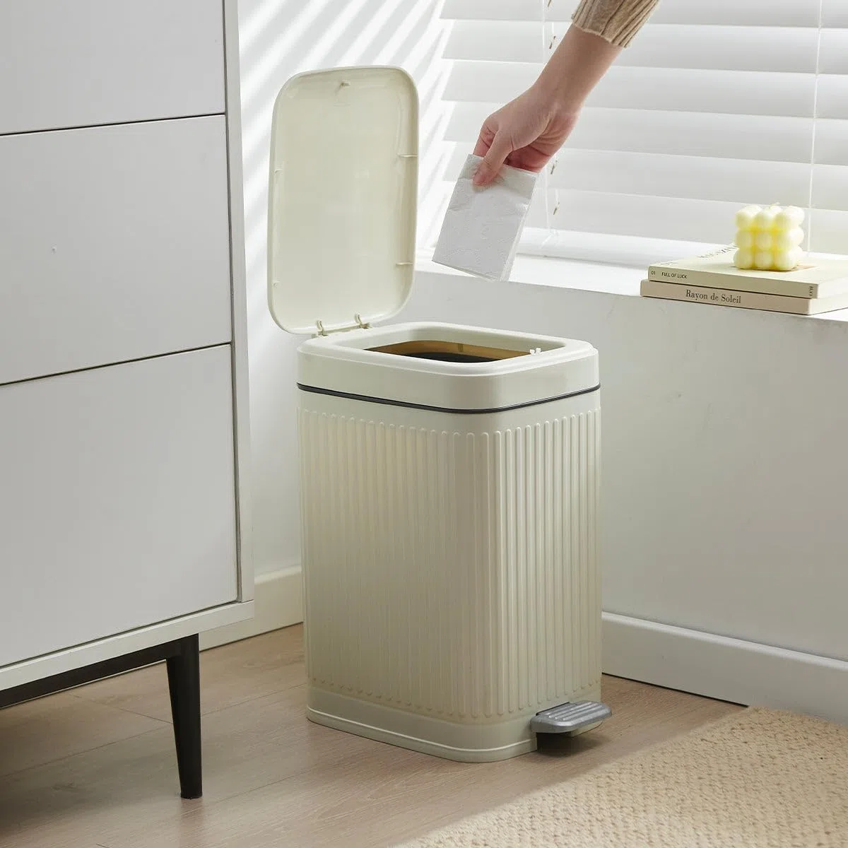 KITCHEN MOVE Pattumiera a pedale rettangolare stretta in plastica 10L AURA Bianco