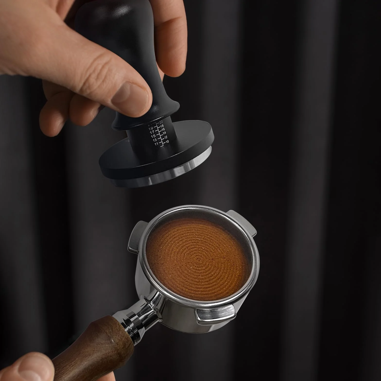 NOTSEK Pressino per caffè 54 mm, caricato a molla calibrato da 54 mm con pressione di contatto 13,6 kg, base ondulata in acciaio inossidabile 304, per portafiltro salvia, nero