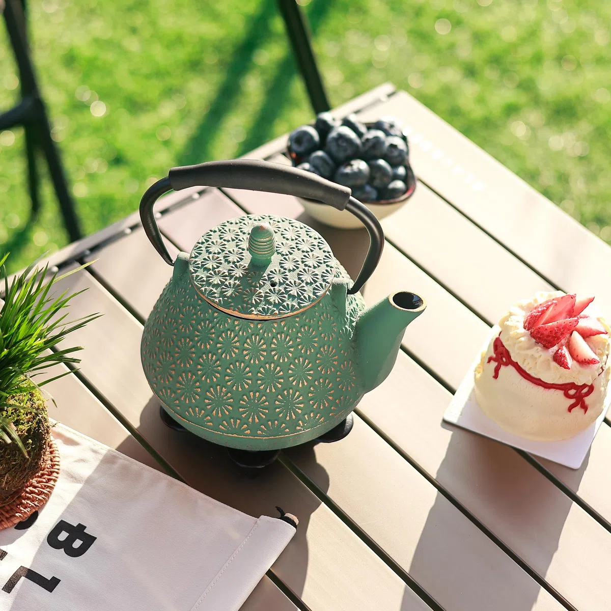 Teiera in Ghisa, 950ml Bollitore da Tè con Motivo Giapponese Sakura Blossom, Sicura per Piano Cottura, Infusore per Foglie Sfuse e Caffè, Manico in Silicone, Interno Smaltato, 950ml Verde