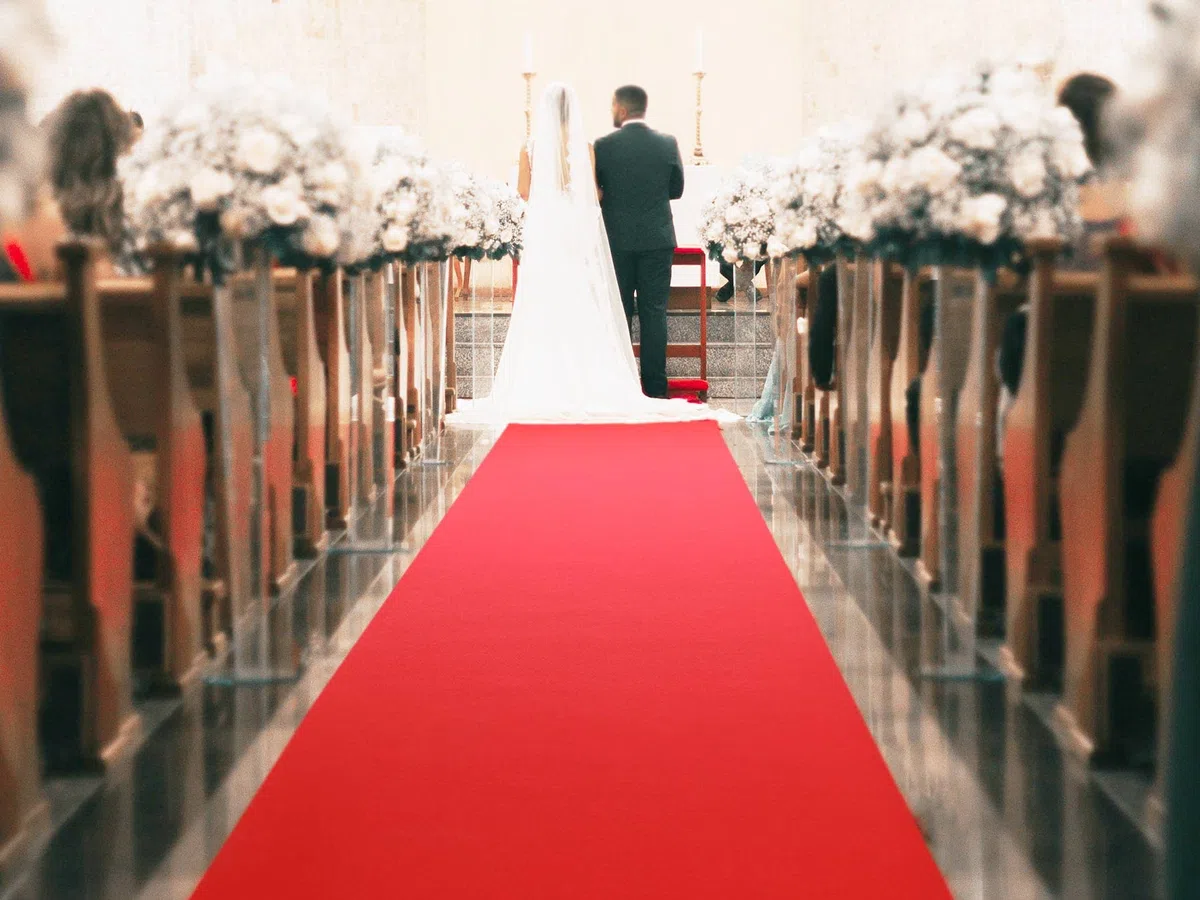 Tappeto Rosso per Matrimonio PODIUM - 1,00m x 2,00m, Passatoia Rossa Matrimonio, Cerimonie, Evento e Negozi | Resistente Al Fuoco | Tappeto Runner Rosso Chiesa, Sfilata e Cerimonie