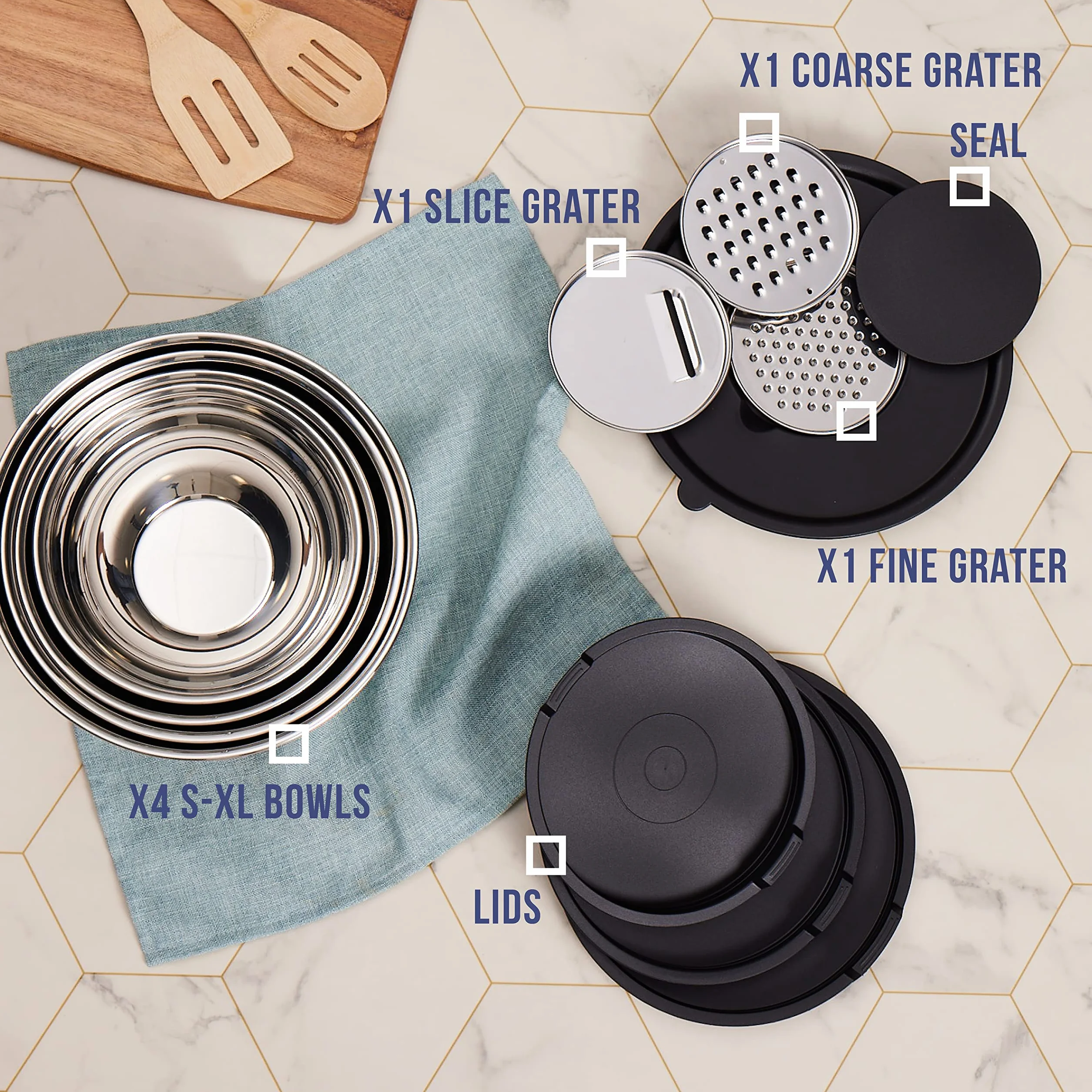 Oak & Steel - 4 Ciotole per Impastare in Acciaio Inox con Base Antiscivolo, Insalatiera (4,5 l, 3,5 l, 2,5 l, 1,5 l), 4 Coperchi ermetici e 3 Grattugie Regolabili