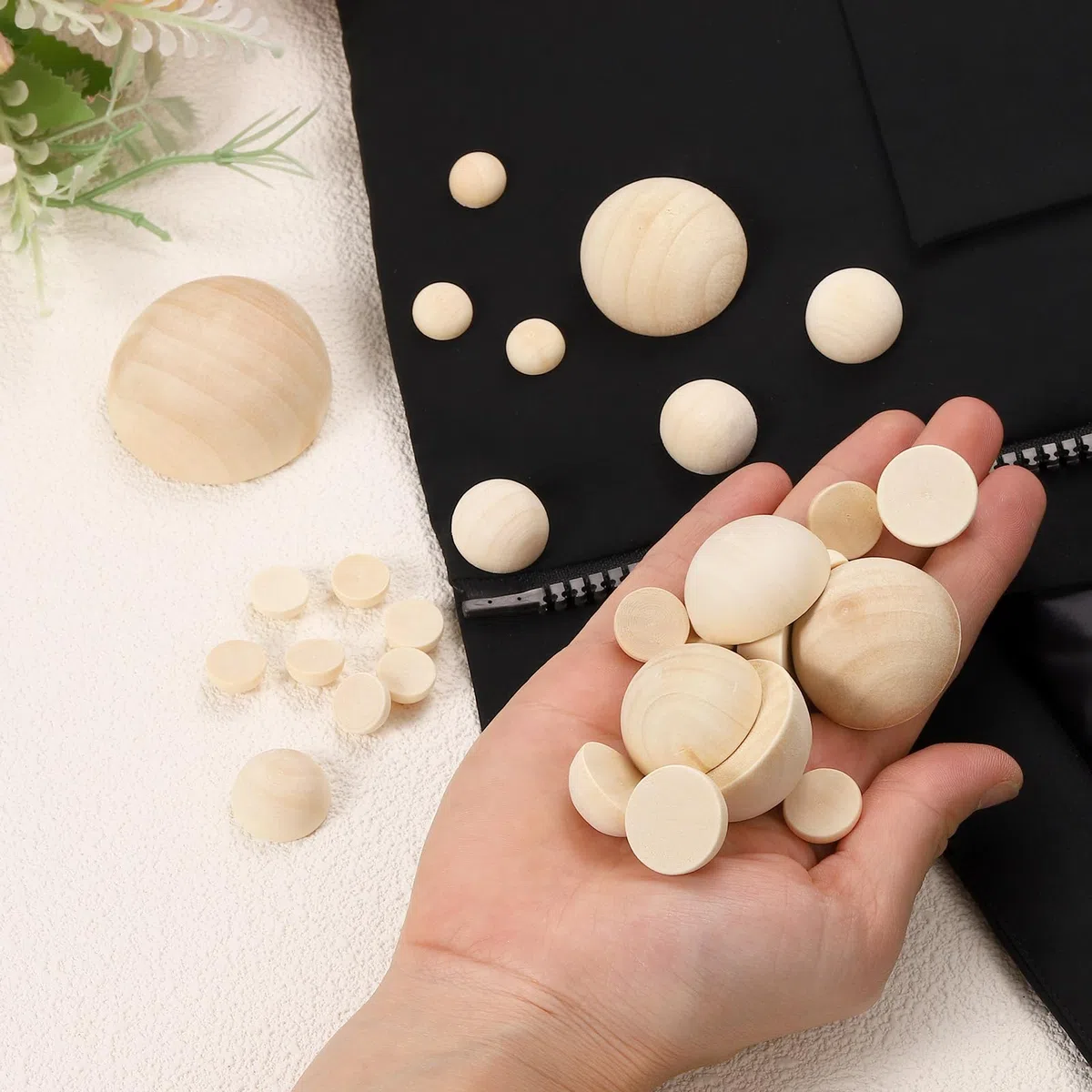 QUARKZMAN 30pz Mezza Sfera in Legno, 50mm Sfere Emisferiche non Finite Perline Rotondo Legno Naturale per Artigianato Fai-Da-Te Ornamenti Festival