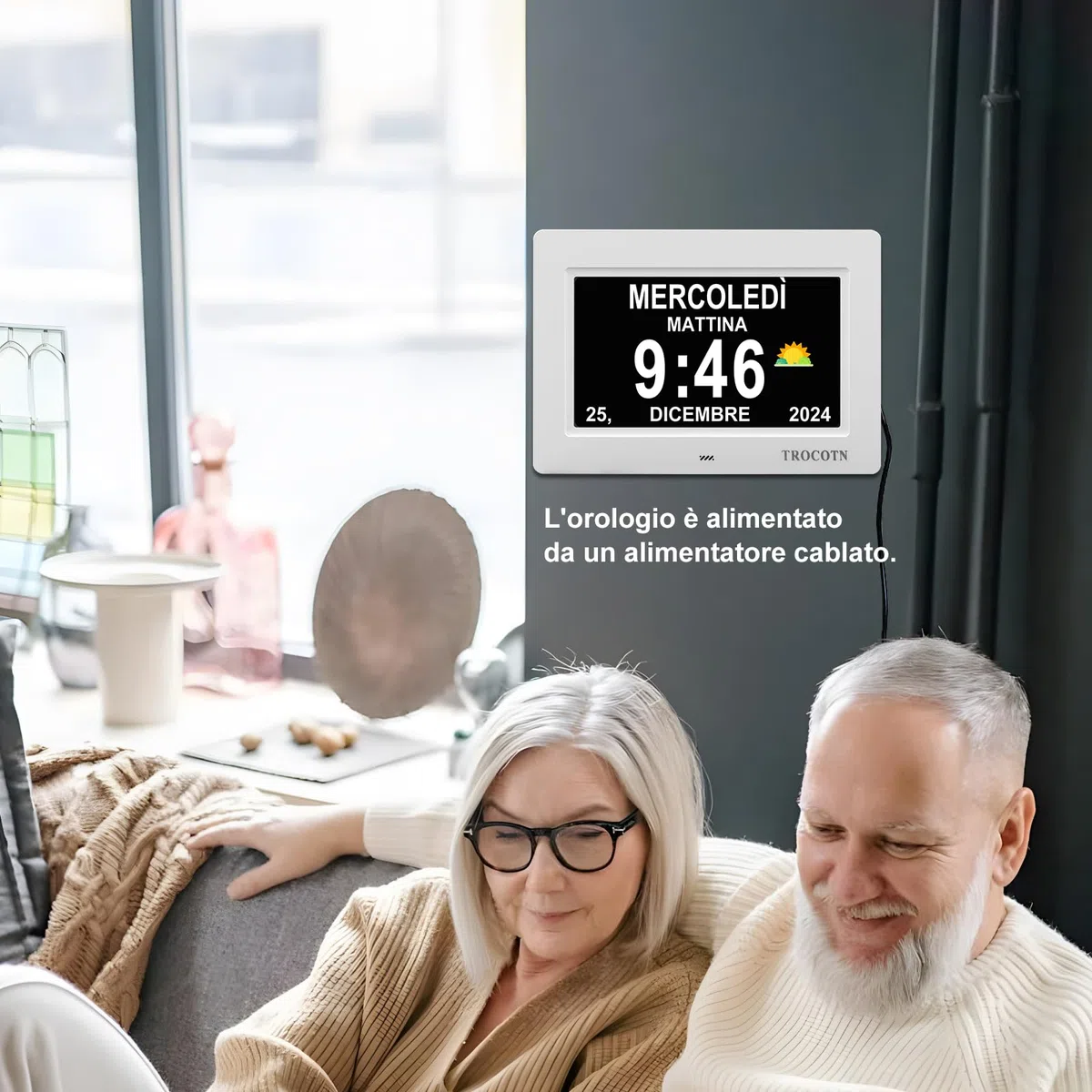 TROCOTN Grande orologio digitale per anziani, con calendario, grande display con allarmi personalizzati, orologio da parete con giorno e data, sveglia, orologio da scrivania (7 Pollici, bianco)