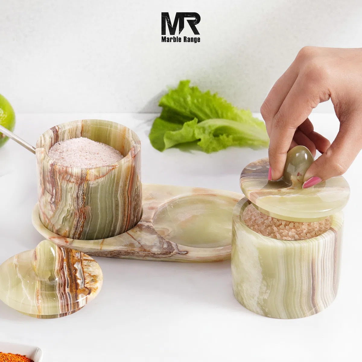 MARBLE RANGE Set di 2 contenitori per sale in marmo con coperchio e vassoio, 10 cm, in onice verde, fatti a mano, set di 2 barattoli per condimenti, contenitori per spezie per piano di lavoro