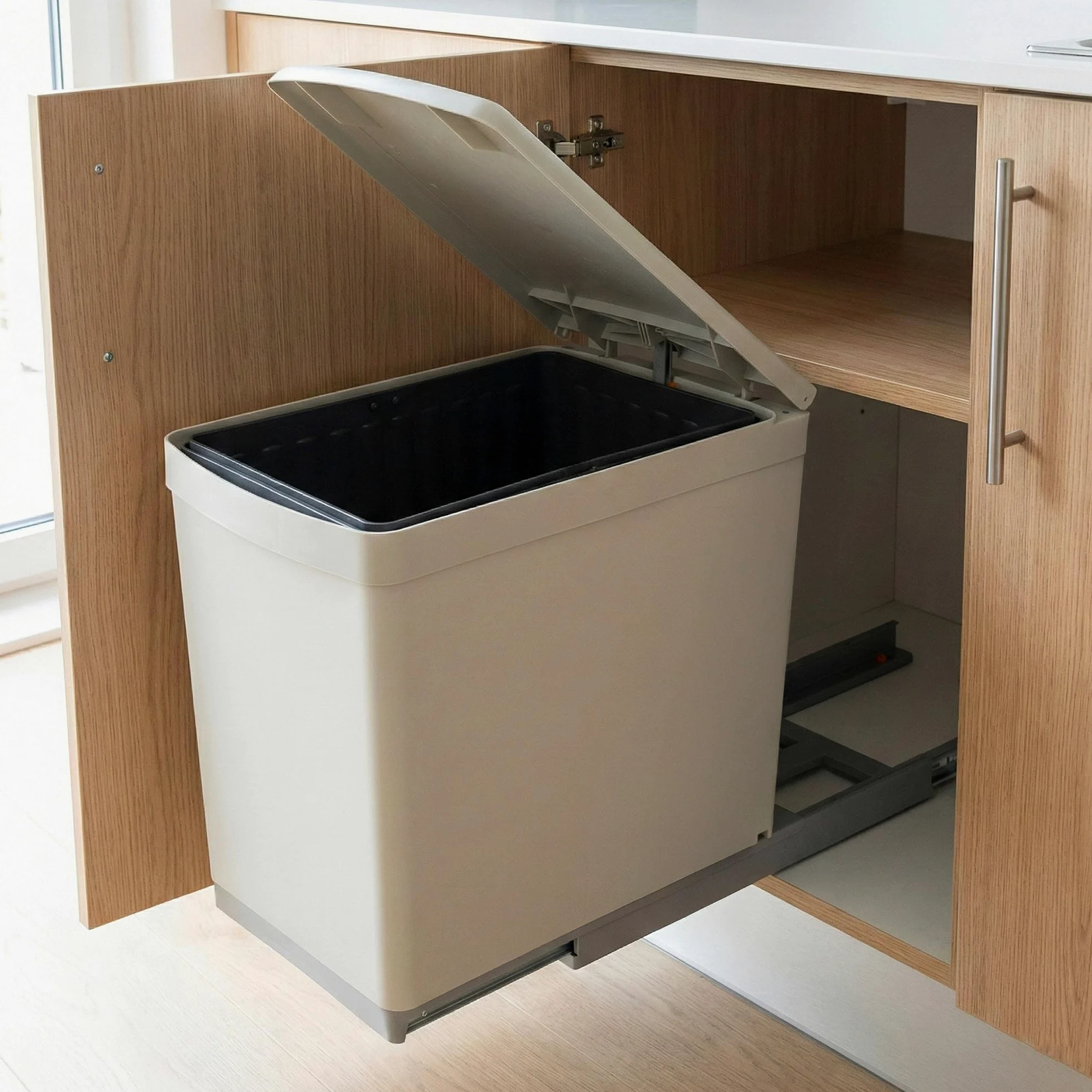 Emuca 8906621 - Pattumiera per riciclaggio, fissaggio inferiore e estrazione manuale, con 1 contenitore da 16 litri e coperchio automatico