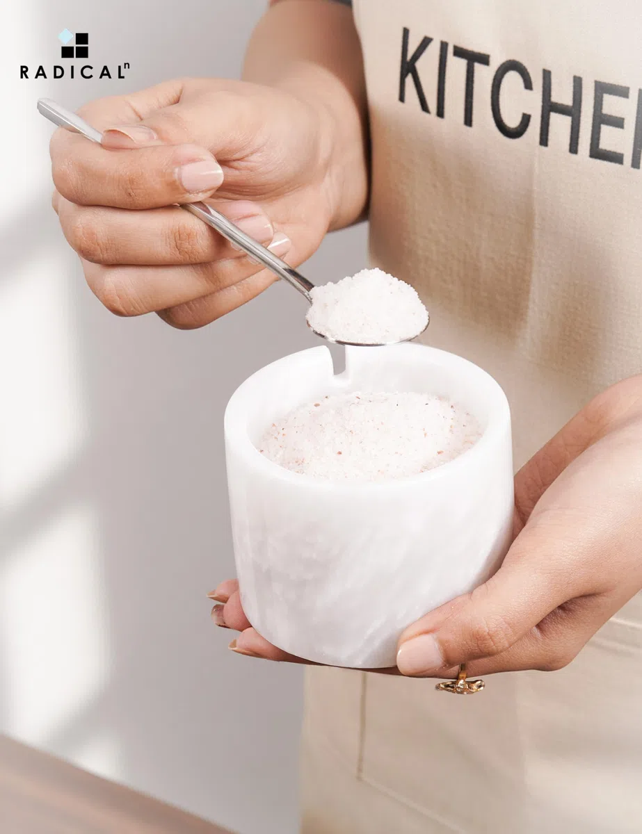 Radicaln Saliera in marmo con coperchio, realizzata a mano in bianco e nero, set di 2 contenitori per sale e pepe con vassoio in marmo - Contenitori per spezie e sale