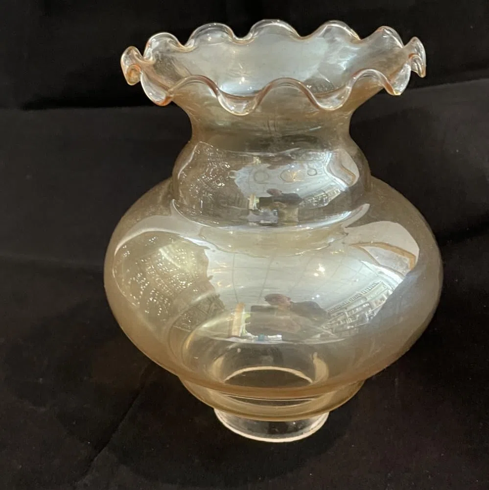 Cilindro in vetro senza fondo ambra, diametro inferiore 5,3 cm, altezza base 2 cm, altezza totale 16 cm, diametro più largo 13 cm, bordo superiore curvo, diametro 10 cm